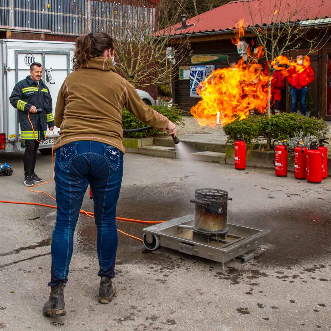 Feuerloescher-Training Reitclub